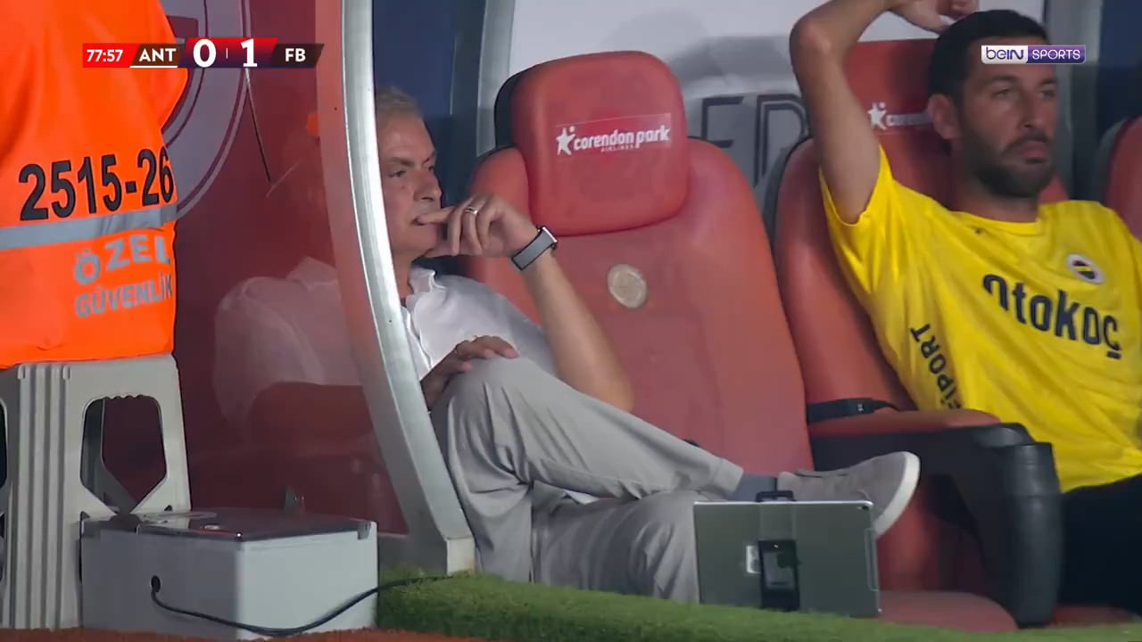 Fenerbahçe teve um golo anulado por fora de jogo e Mourinho viu amarelo por colocar um portátil com o frame do lance em frente à câmara de transmissão televisiva.