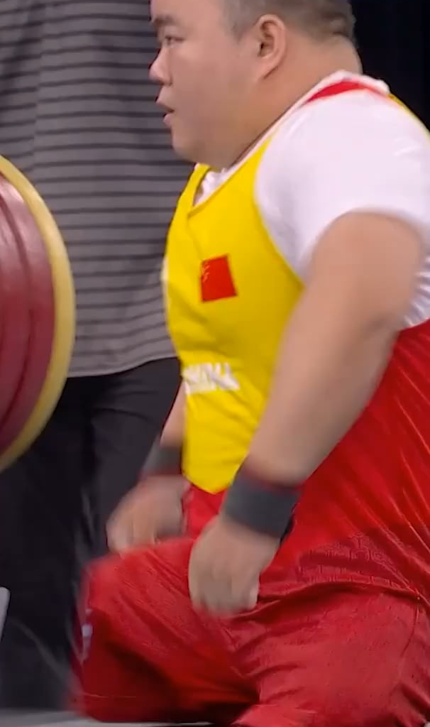 He made it look so easyyyyy 💪😮‍💨  Zou Yi won the gold medal in the men's 65KG para powerlifting competition by lifting 215 kilograms 🥉