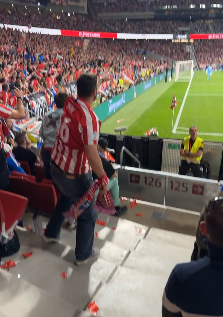 Atleti ultras throwing stuff at Courtois.