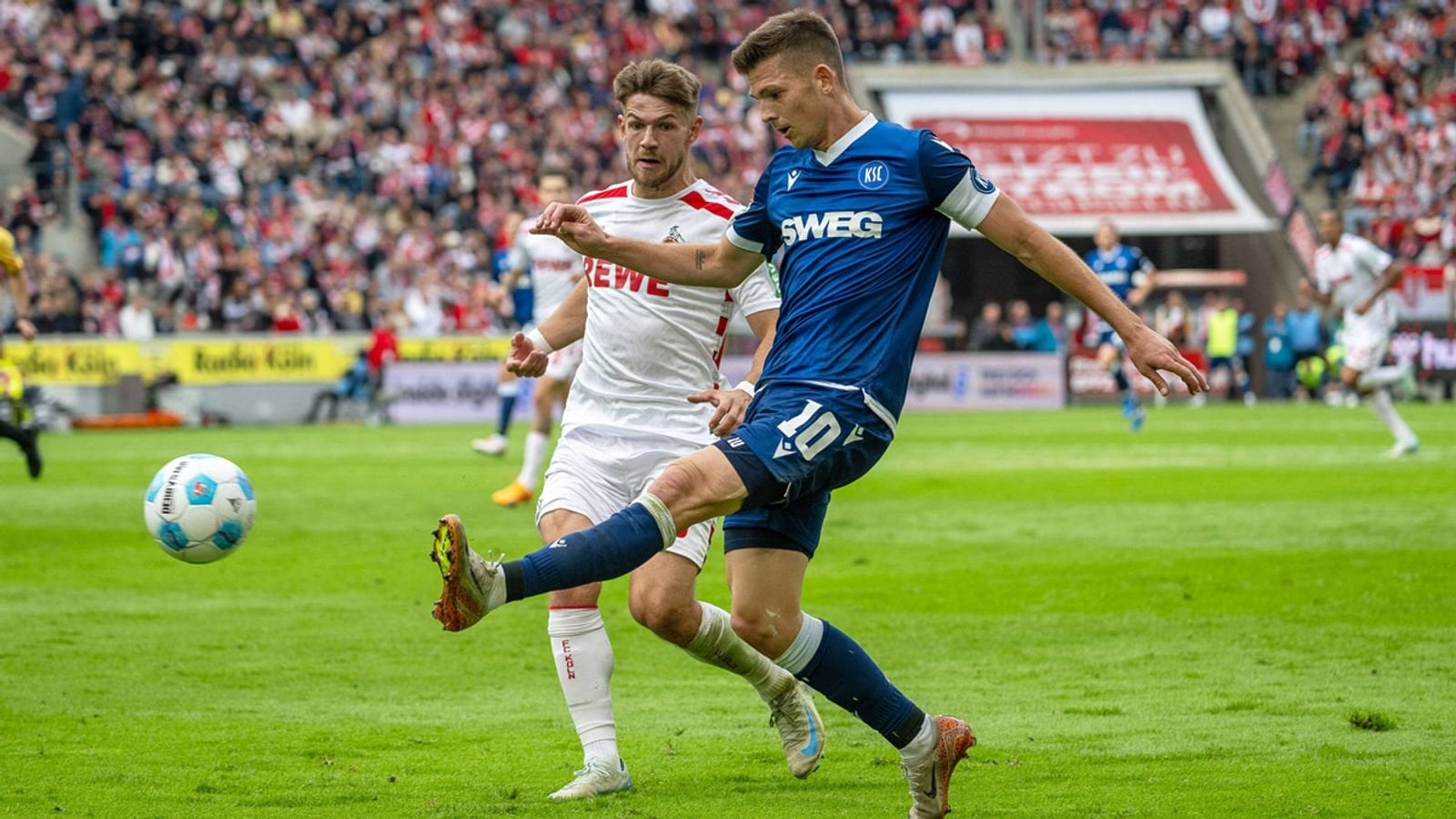 Fußball-Spektakel zwischen Köln und dem KSC: Effzeh vertändelt Drei-Tore-Führung nach 15 Minuten - Wanitzek an allen Karlsruhe-Toren beteiligt