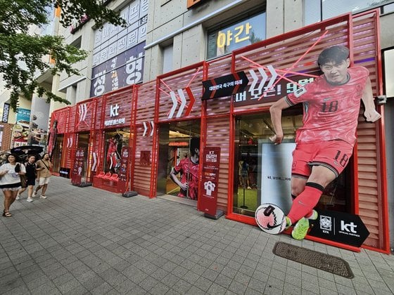KT goes Lee Kang-in crazy with one-man fan zone in center of Seoul