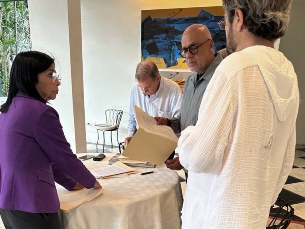 Edmundo González denuncia coacciones del chavismo en la Embajada de España para acatar la victoria de Maduro