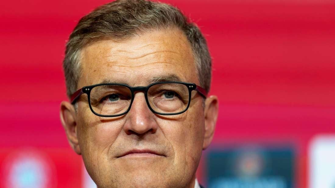 Bayern-Boss Dreesen: "Glauben wir ernsthaft, dass die Bundesliga durch ein sozialistisches Vorgehen spannender wird? Sollen in der Bundesliga alle 18 Vereine das gleiche Geld bekommen? Glauben wir ernsthaft, dass der Tabellen-15. der Vorsaison plötzlich um die Meisterschaft mitspielt?"