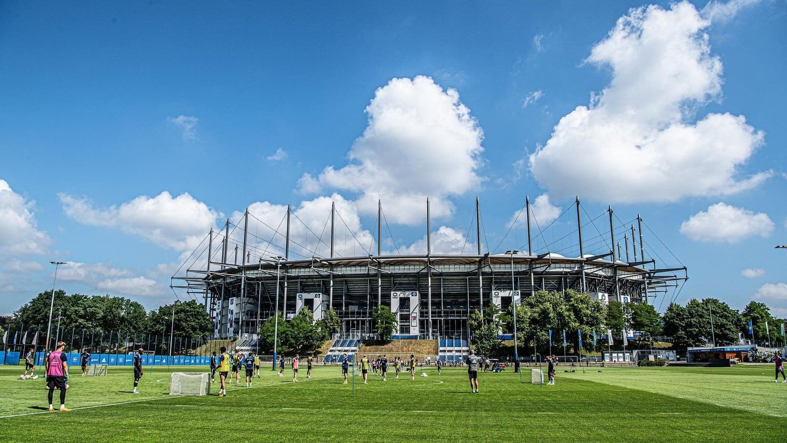 Neue Millionen für den HSV? Nach dem Umzug von Schachtar Donezk nach Gelsenkirchen erwägt Dynamo Kiew die Austragung ihrer Europa-League-Spiele im Volksparkstadion