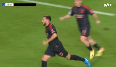 Golo de livre de Kökçü (Benfica) vs Estrela Vermelha