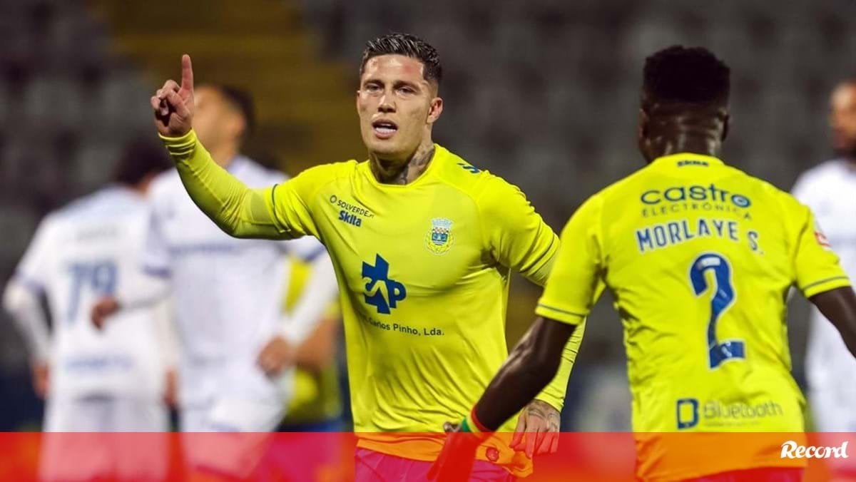 Notícia Record: Cristo González vendido ao Al Sadd em mais um negócio milionário do Arouca