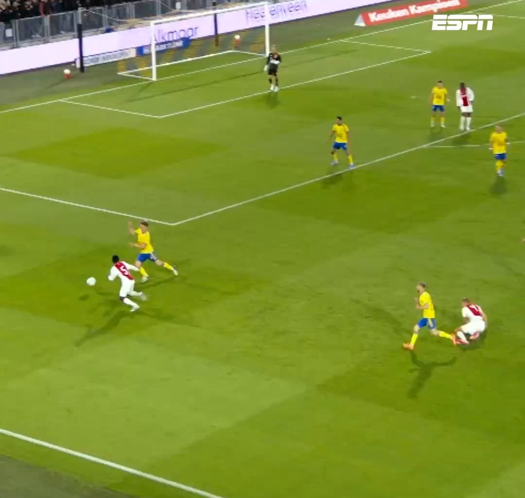 Jong Ajax' Jaydon Banel suffers a horrific head injury against SC Cambuur