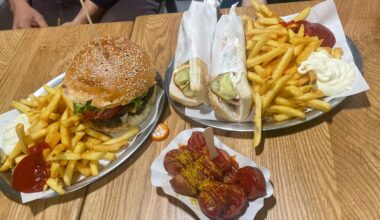Late night Currywurst, Burgers, Hot Dogs, and Fries