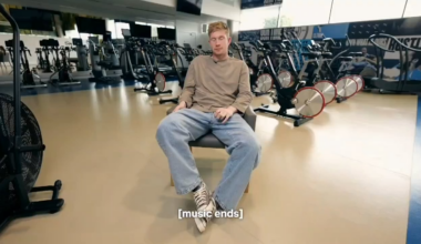 Kevin De Bruyne casually playing candy crush before dunking on Real Madrid.😭