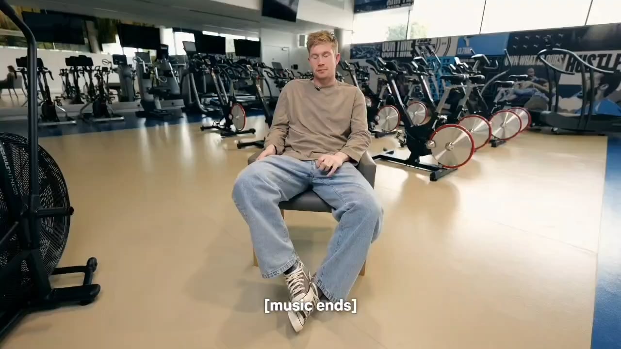 Kevin De Bruyne casually playing candy crush before dunking on Real Madrid.😭