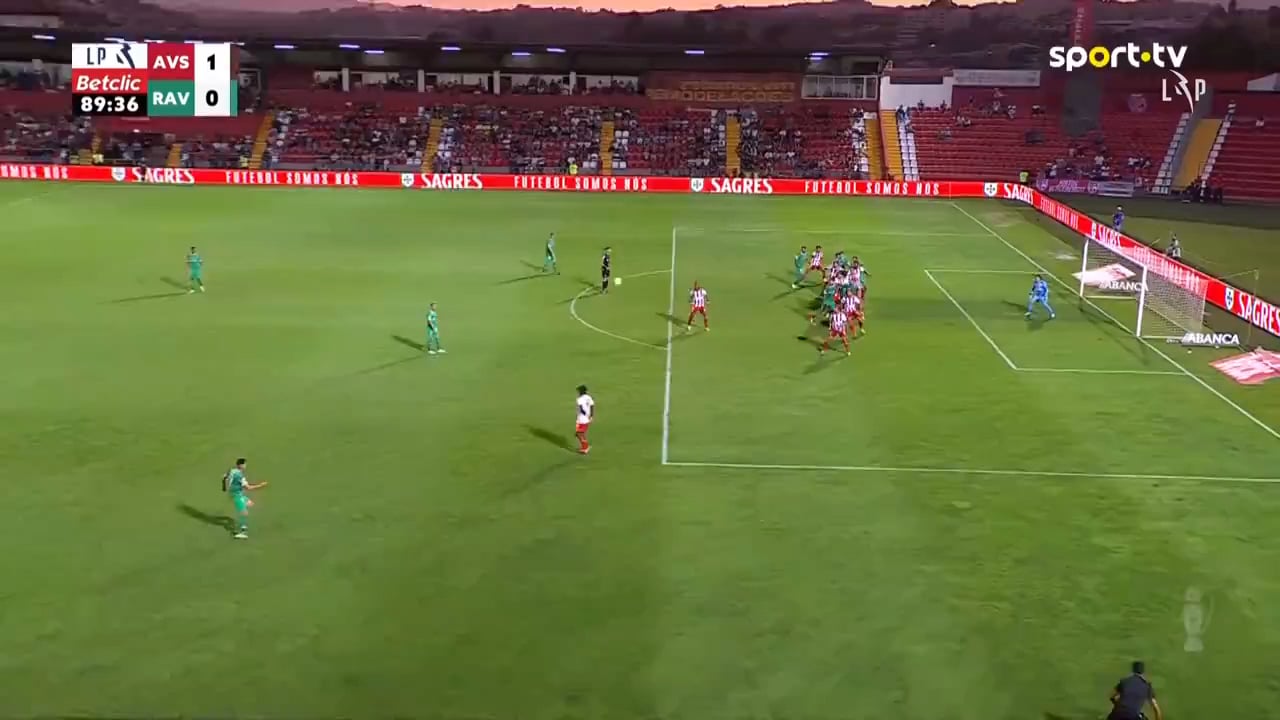 Guillermo Ochoa (AVS) voa para segurar os 3 pontos vs Rio Ave