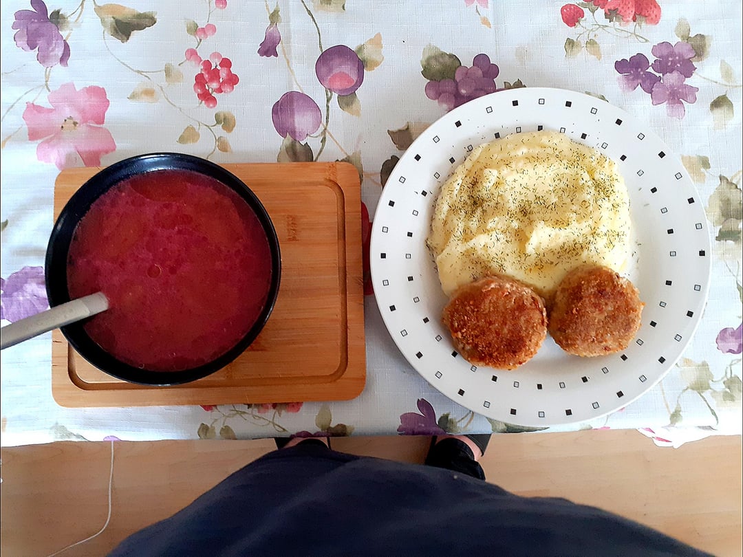 Minced cutlet with mashed potatoes and red borscht