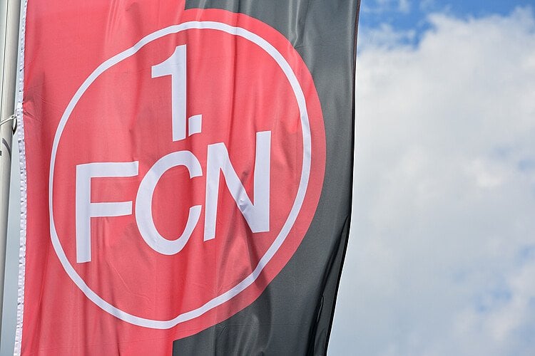 Nürnberger U23 Spieler Niklas Wilson-Sommer wurde von Nürnberg-Fans vor seiner Haustür aufgelauert und körperlich angegriffen, nachdem er ein Bild in Bayern-Trikot postete