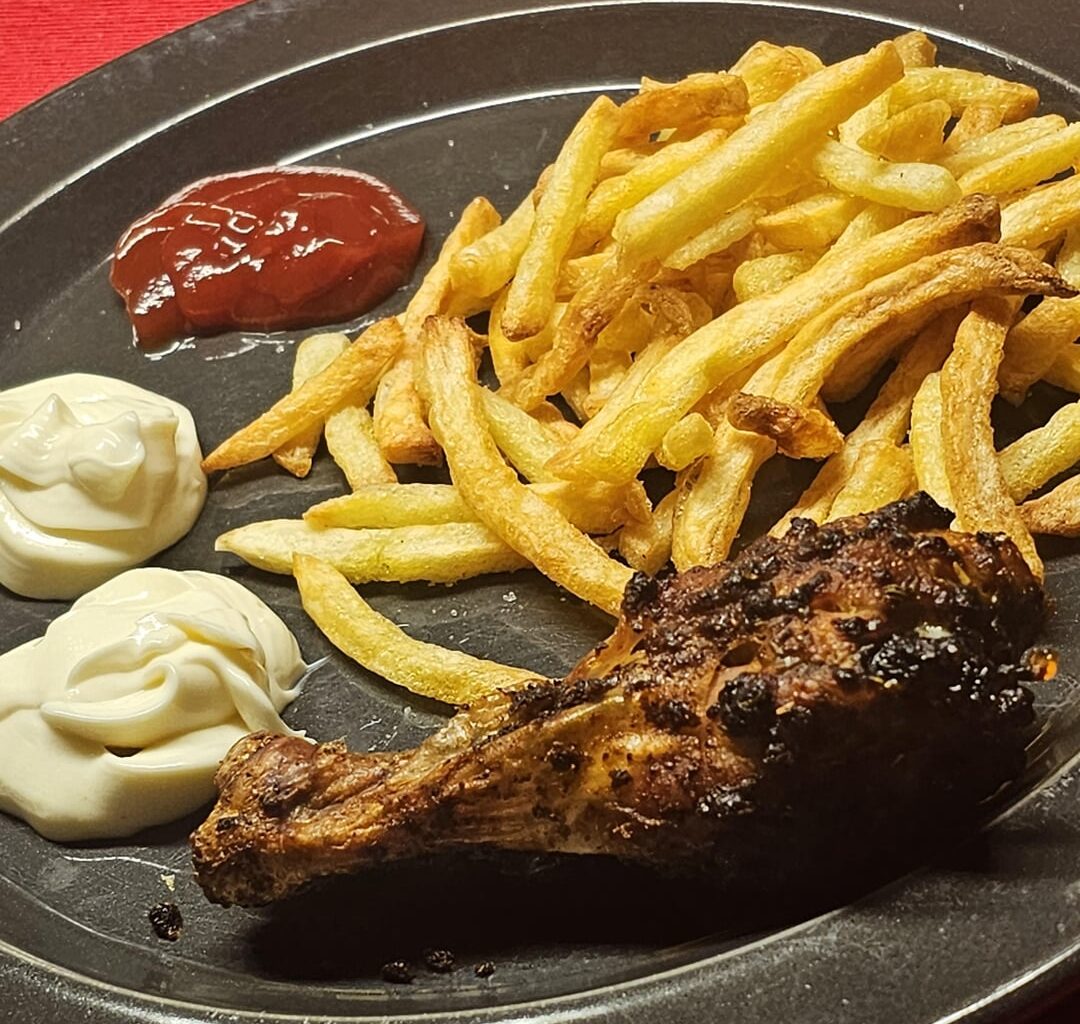 Chicken drumsticks with fries from the air frier