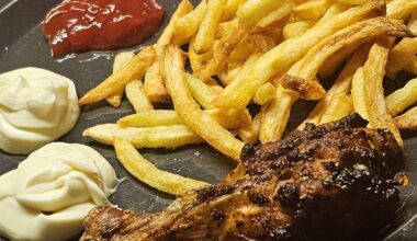 Chicken drumsticks with fries from the air frier