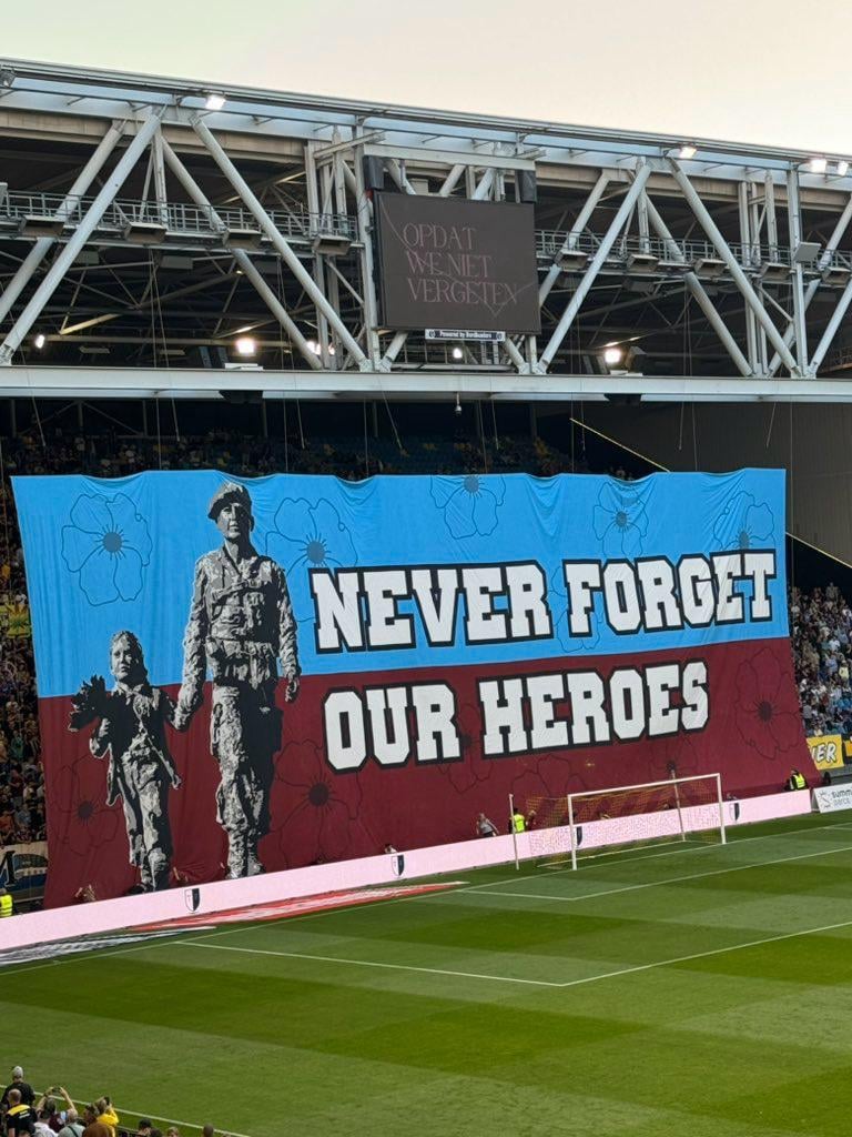 Spandoek van Vitesse-aanhang voorafgaand aan Airbornewedstrijd