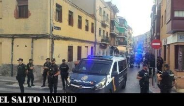 Desokupa y la policía, mano a mano en un desahucio en Carabanchel
