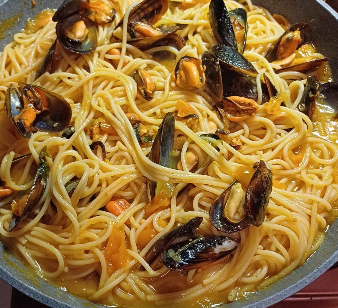 Homemade spaghetti with mussels
