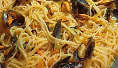 Homemade spaghetti with mussels