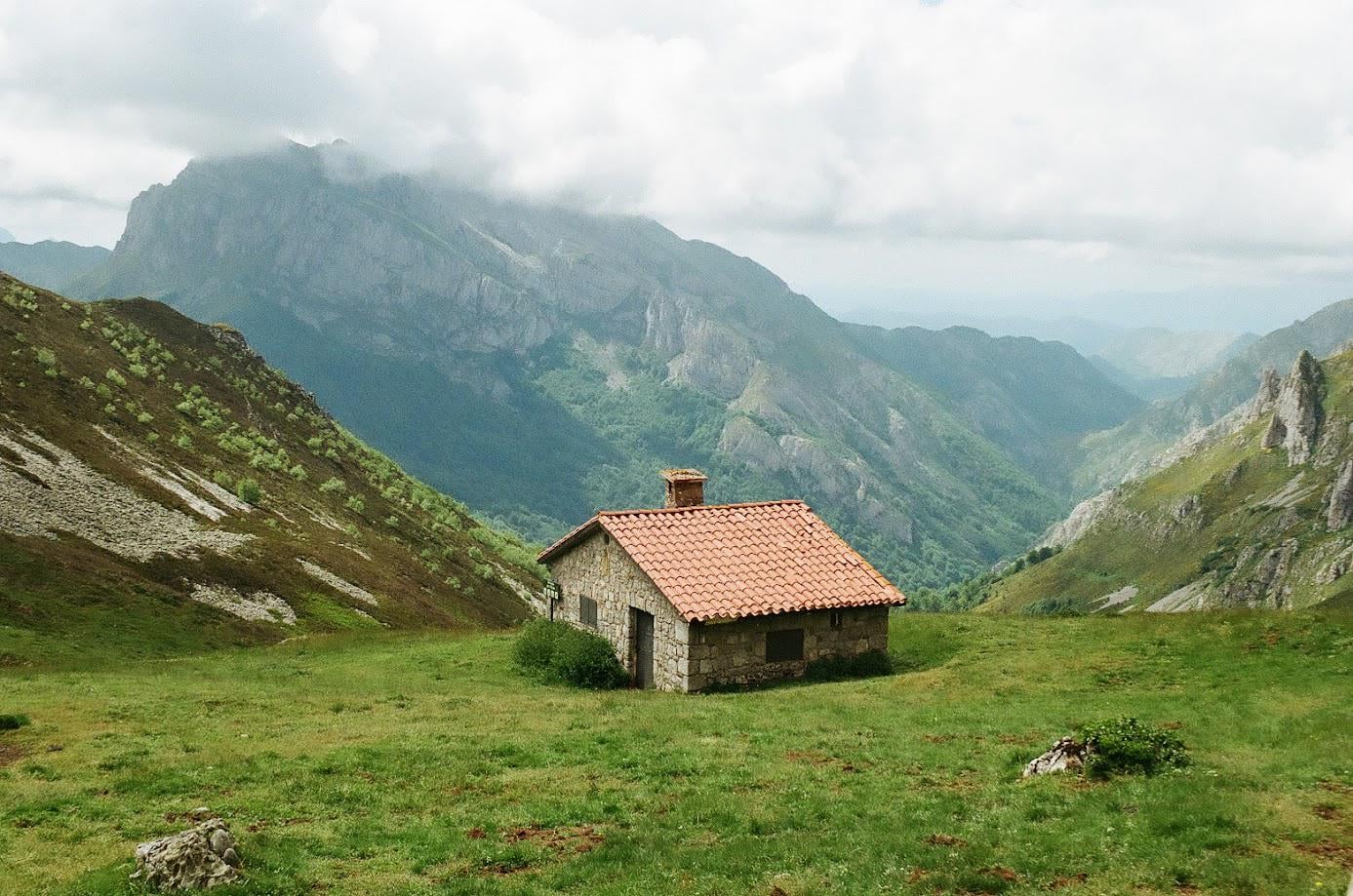 Refugio del Frade, León. Si quieres ver más de mis fotos y leer mi escritura de mi viaje por el norte de España, dejaré el enlace abajo!