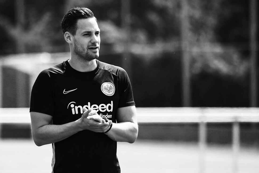 Eintracht Frankfurt trauert um Helge Rasche. Der U19-Cheftrainer ist am Donnerstag bei einem Verkehrsunfall mit 33 Jahren ums Leben gekommen.