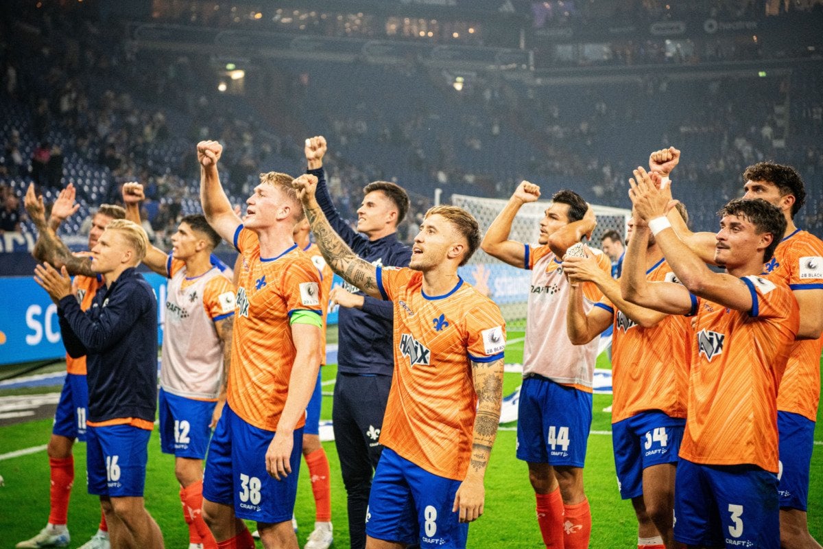 Florian Kohfeldt: "Wir waren nach der Pause in einer All-or-Nothing-Situation und haben diese genutzt. Zur Wahrheit gehört auch: Wenn Schalke direkt nach der Pause das 4:1 macht, dann sind wir weg. So ist es ein Abend, an dem wir uns sehr freuen. Die Mentalität war herausragend."