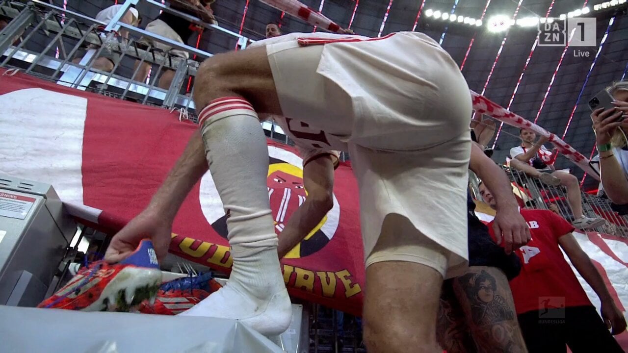 Thomas Muller celebration with Bayern Ultras after becoming the record holding Bayern player with most appearances [FULL]