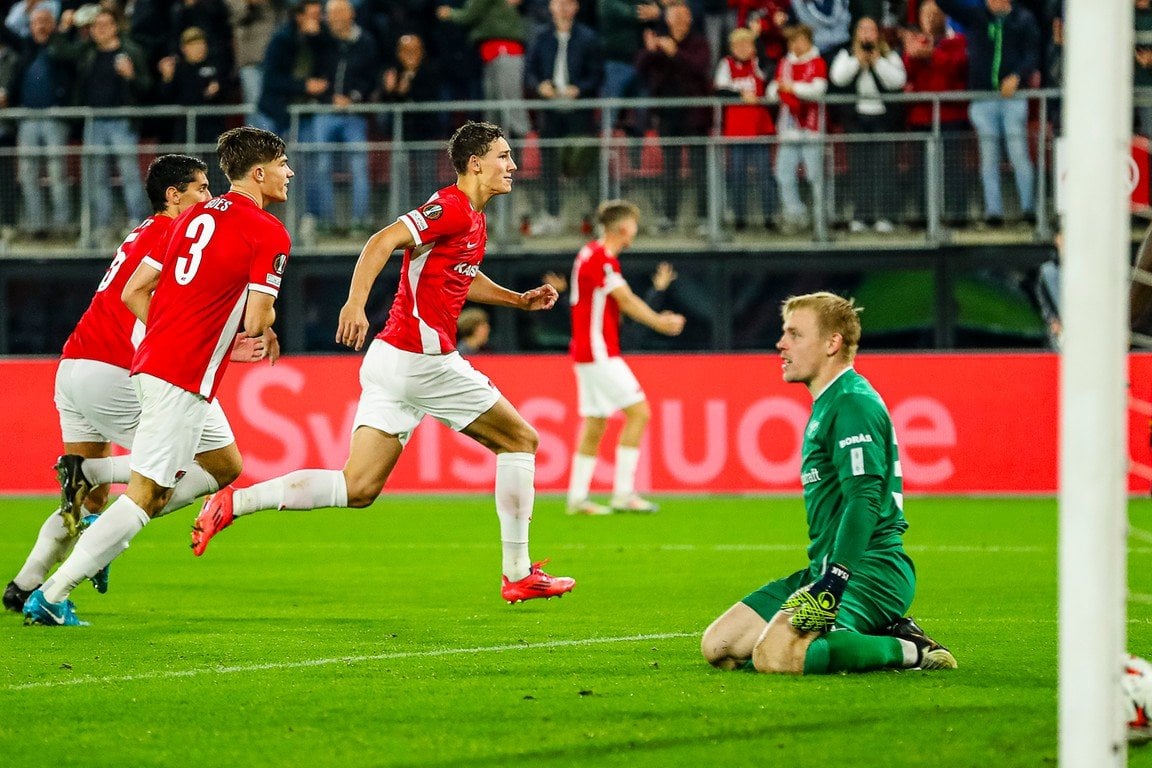 AZ start in Europa met spektakelstuk vol keepersblunders: 3-2