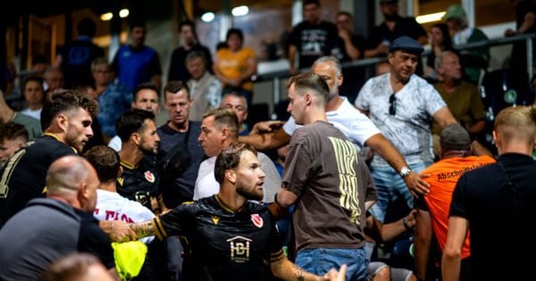 Cottbus-Spieler Niko Bretschneider und Ehefrau offenbar beim Landespokal-Spiel in Babelsberg attackiert: "Ich wollte zu meiner Familie und wurde von einem Fan mit Bier beschüttet, der dann anschließend bei meiner Frau handgreiflich wurde."