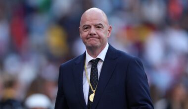Infantino declara reunião de emergência com patrocinadores devido à falta de acordo nas verbas dos direitos televisivos.