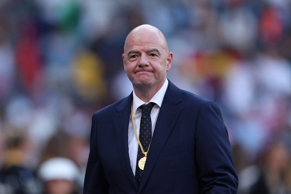 Infantino declara reunião de emergência com patrocinadores devido à falta de acordo nas verbas dos direitos televisivos.