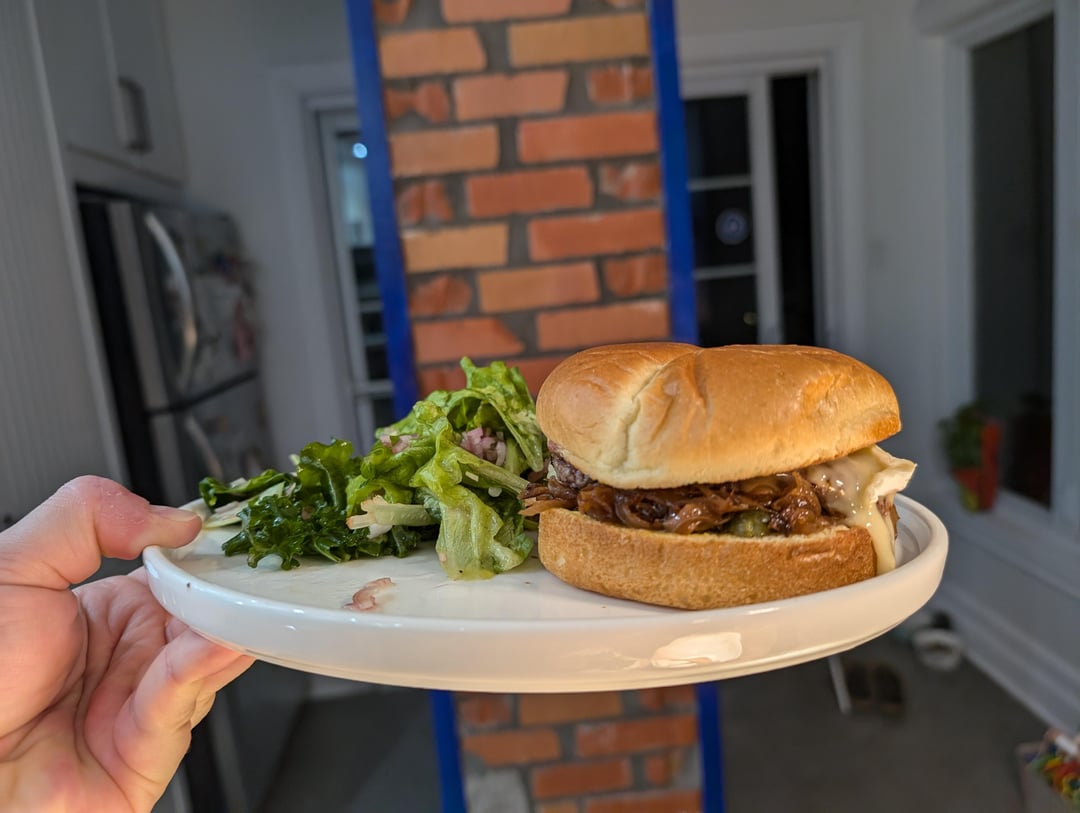 Burger bœuf oignons caramélisés camembert sur pain brioché