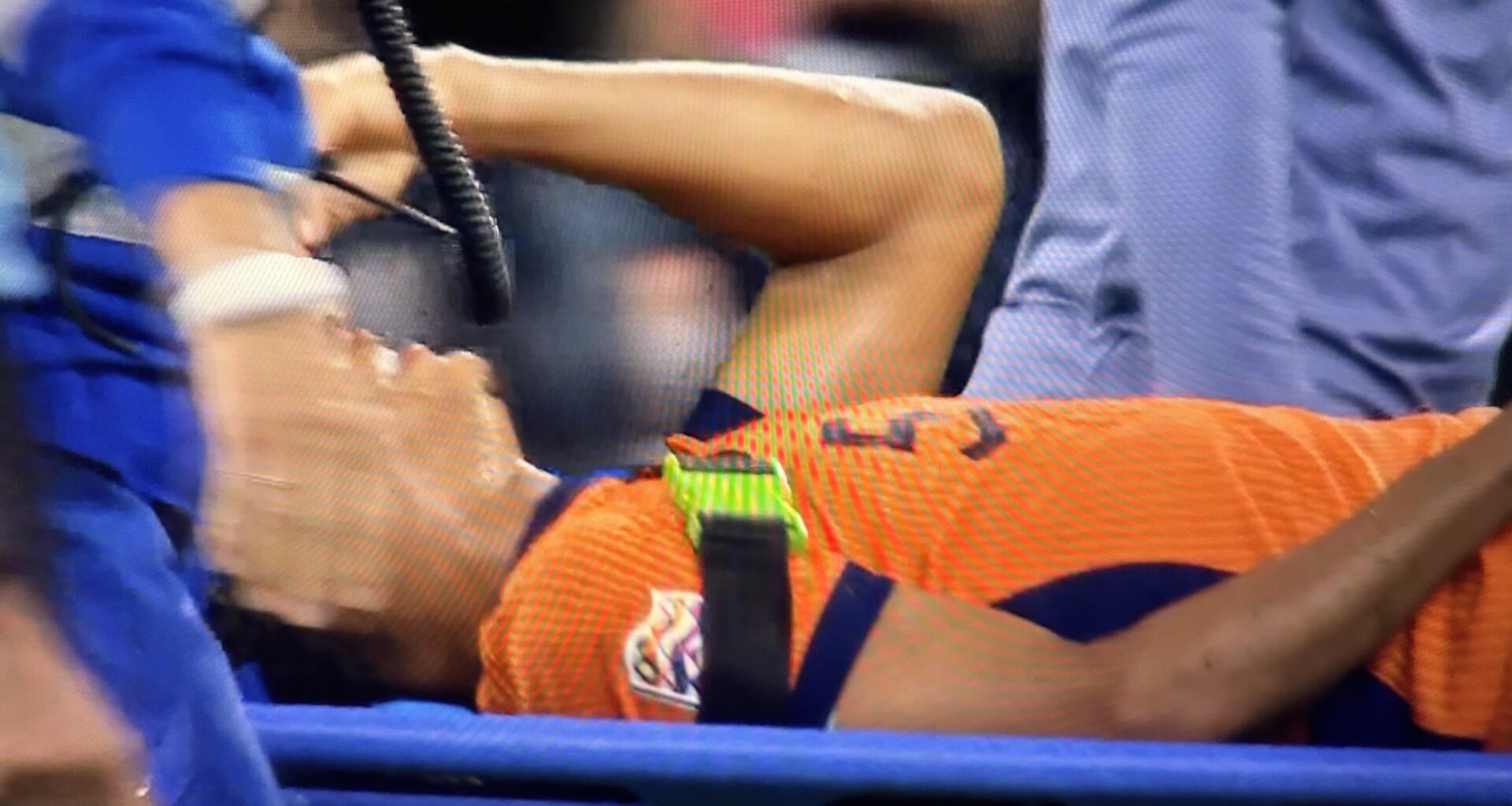 Aké out with muscle injury after 40’