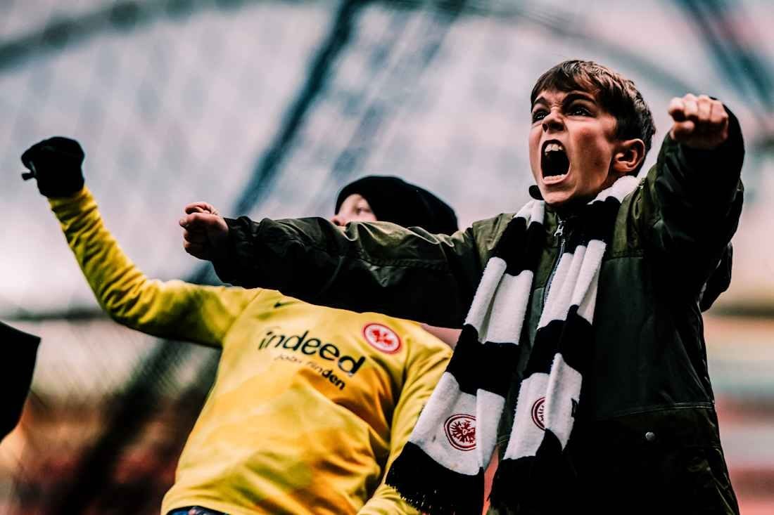 Eintracht Frankfurt bietet ab dem kommenden Spieltag Schulen und Vereinen aus Hessen und dem Rhein-Main-Gebiet bis zu 1000 kostenlose Stehplatztickets für jedes Bundesligaheimspiel an