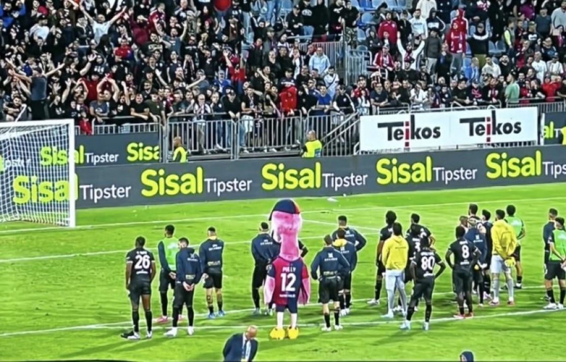 🦩 Cagliari’s players faced the Curva after today’s 0-4 defeat to Napoli. Nobody was exempt from criticism…even Pully the 9-foot flamingo mascot
