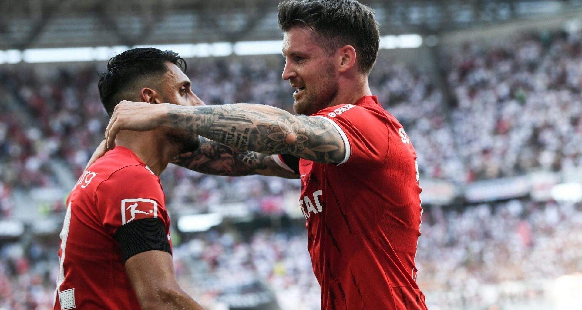 Freiburger Kübler berichtet von Farbsehschwäche: "Bei Rot gegen Grün ist es extrem, selbiges bei anderen Farben, die nah beieinander sind. Gerade im Spiel, wenn alles schnell geht. Da spielen dann auch andere Faktoren mit hinein: das Flutlicht, der grüne Rasen, die Kleidung der Zuschauer."