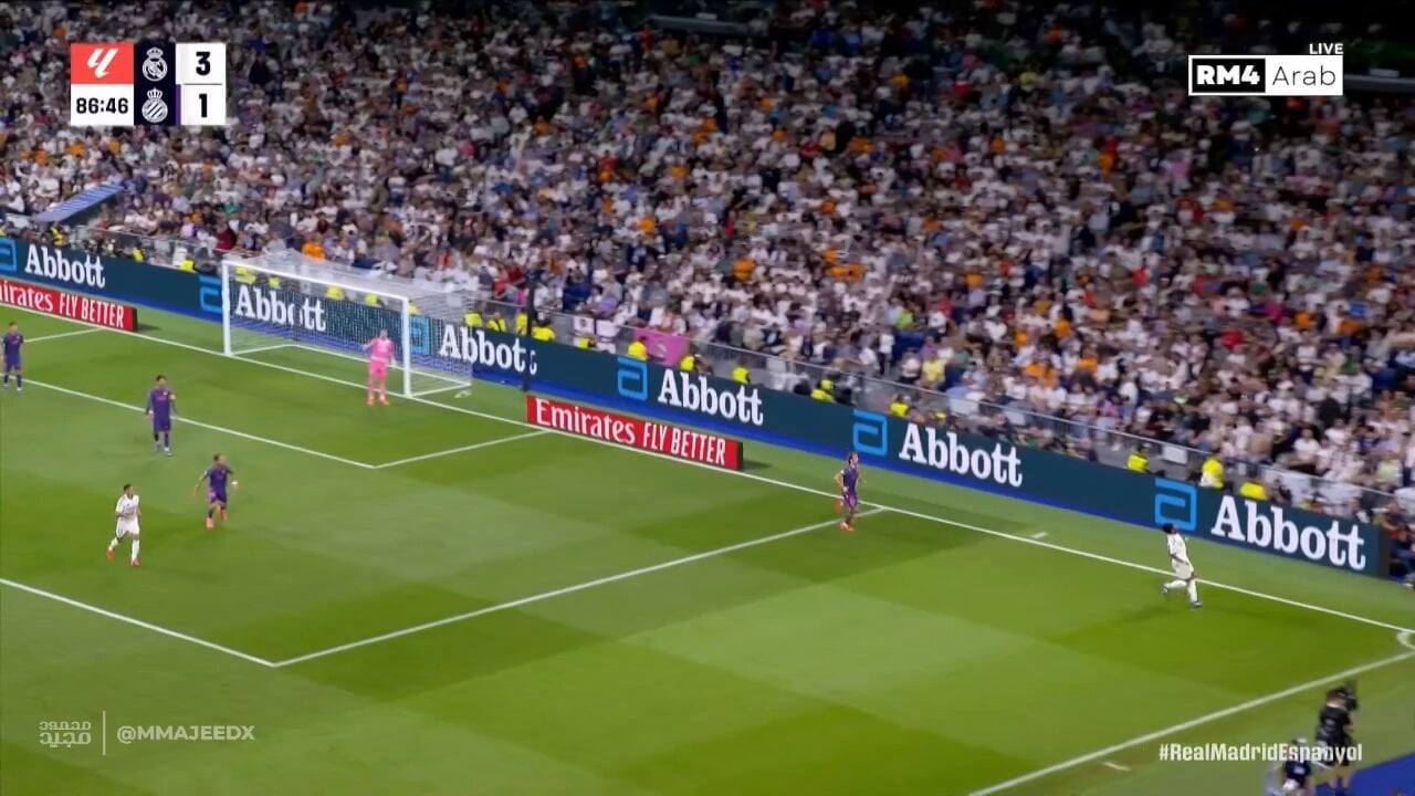 Endrick Literally Dragging his Defender to win a PK