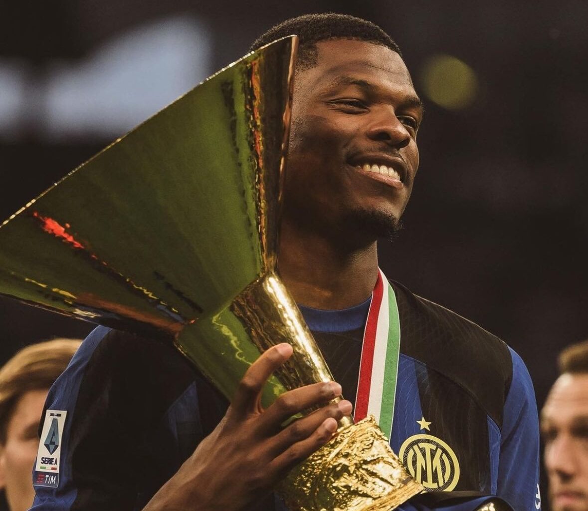 [Fabrizio Romano] 🚨⚫️🔵 Denzel Dumfries has agreed on new deal at Inter valid until June 2028! Contract set to be signed in the next days.

Dumfries was out of contract in June 2025 but new deal will now be valid for the next four years.