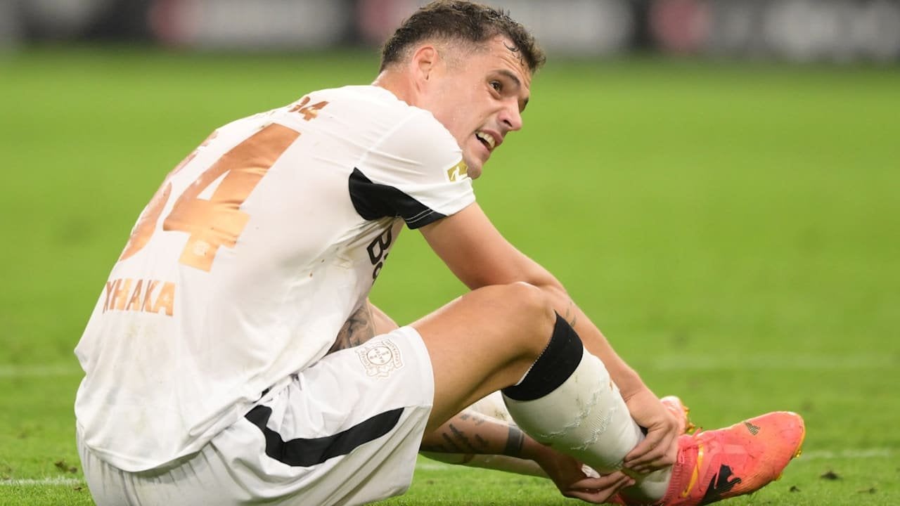 Bayers Xhaka gibt Zeitspiel zu: "Wir mussten etwas Rhythmus aus dem Spiel nehmen. Ich sagte Rob Andrich, dass einer von uns auf den Boden muss. Er sagte, dass er schon die Gelbe Karte hat, also übernahm ich das."