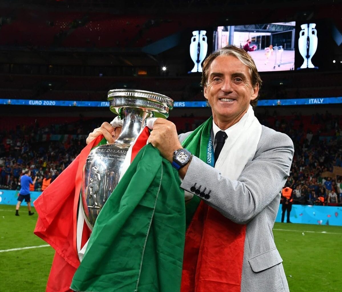 Roberto Mancini foi contactado pelo Benfica para suceder Roger Schmidt, avança o @BolaNaRedePT.
