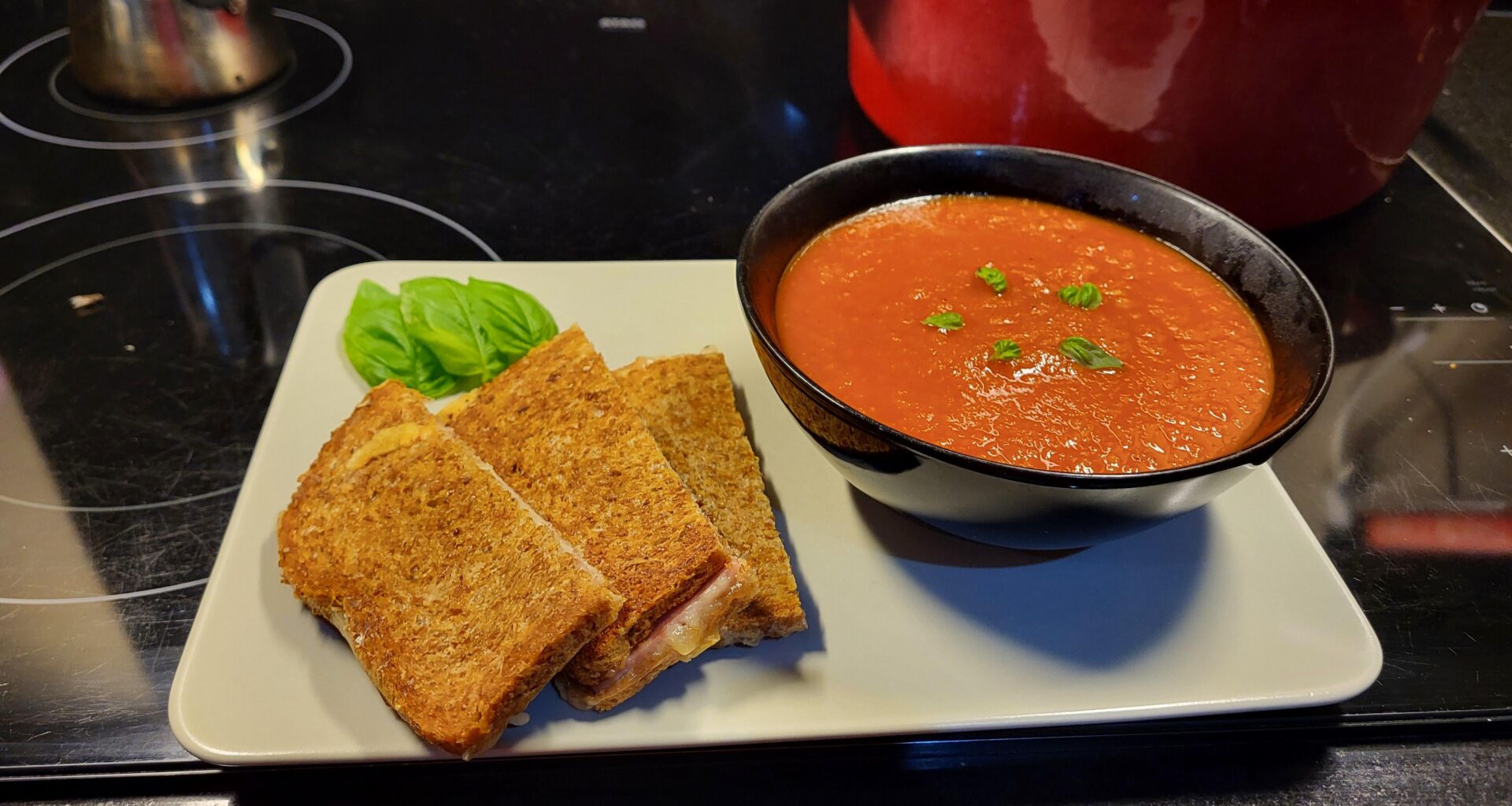 Soupe de tomates fait maison avec croque-monsieur au conté