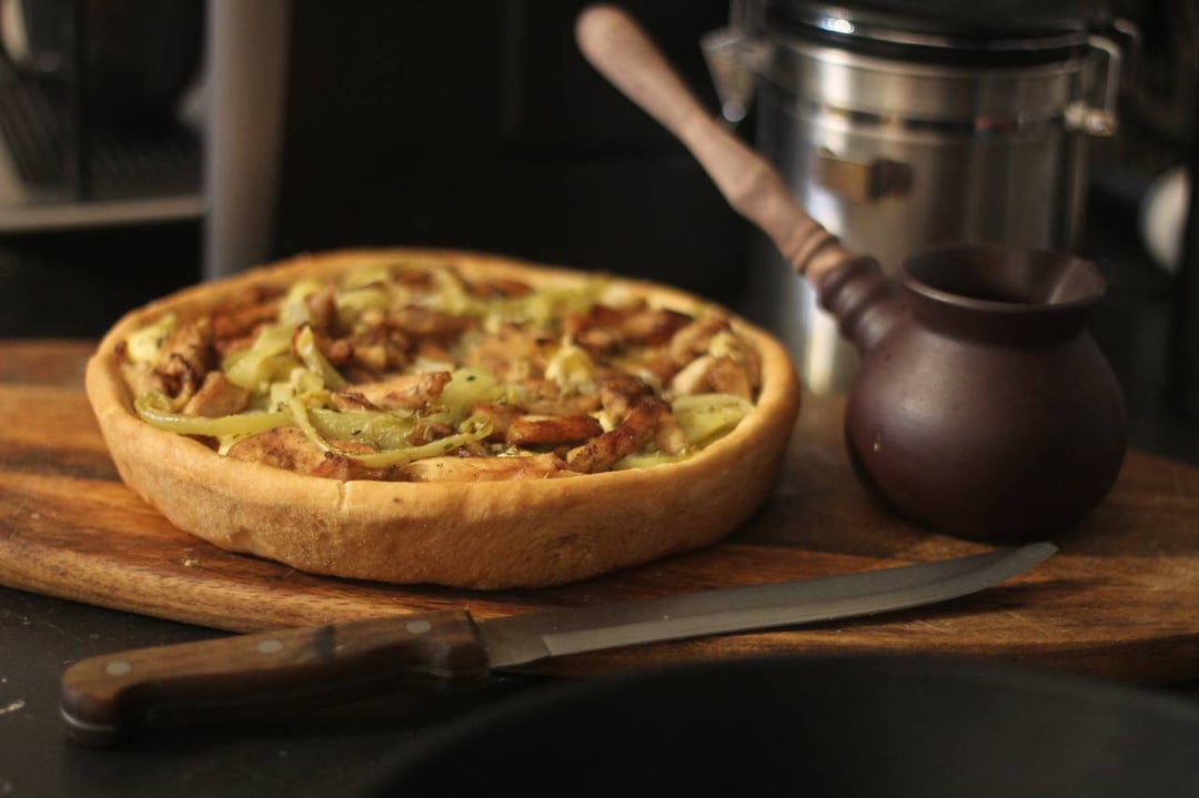 Morning pie with chicken, bell peppers and onions