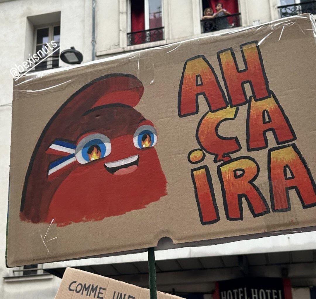 Massive Phryge protest sign spotted in Paris
