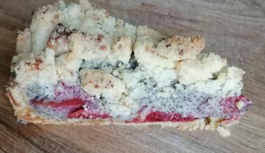 Plum poppy seed cake with marzipan crumbles [homemade]