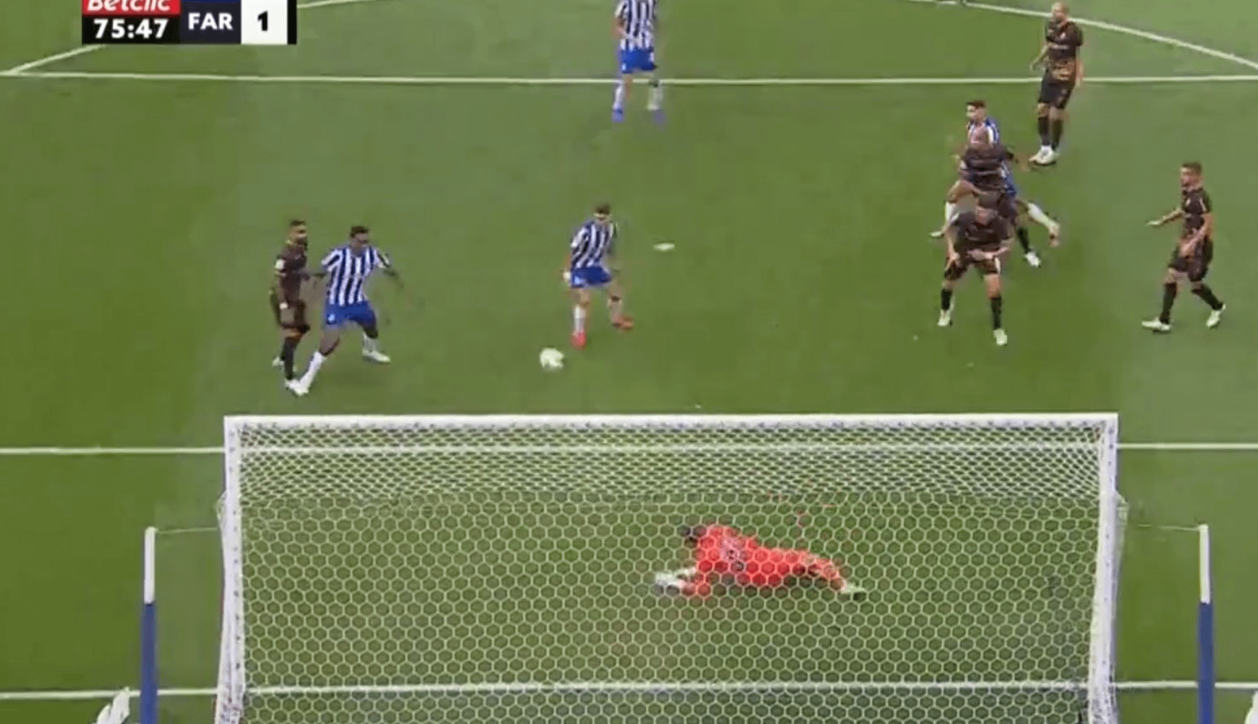Pisão de Samu no lance do 2-1; VAR não intervém