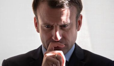 Pourquoi Macron à encore changer de gouvernement ? Est il stupide ?