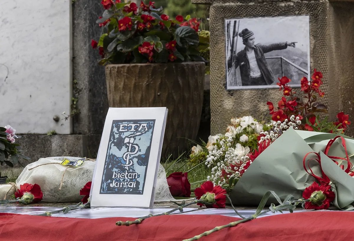 Bildu levanta un altar a ETA mientras presiona a Sánchez con sus víctimas del franquismo
