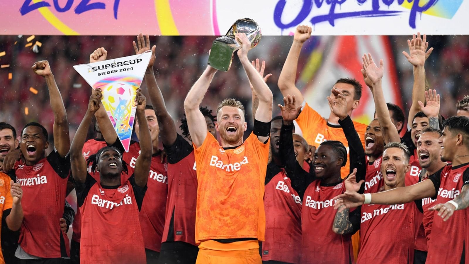 Bayer-Geschäftsführer Carro spricht sich für DFL-Supercup-Austragung im Ausland aus: "Für mich persönlich wäre es eine Möglichkeit, den Supercup in den USA oder einem anderen Land auszutragen. Vielen Fans gefällt es sowieso nicht, dass es das gleiche Wochenende wie die erste Pokalrunde ist."