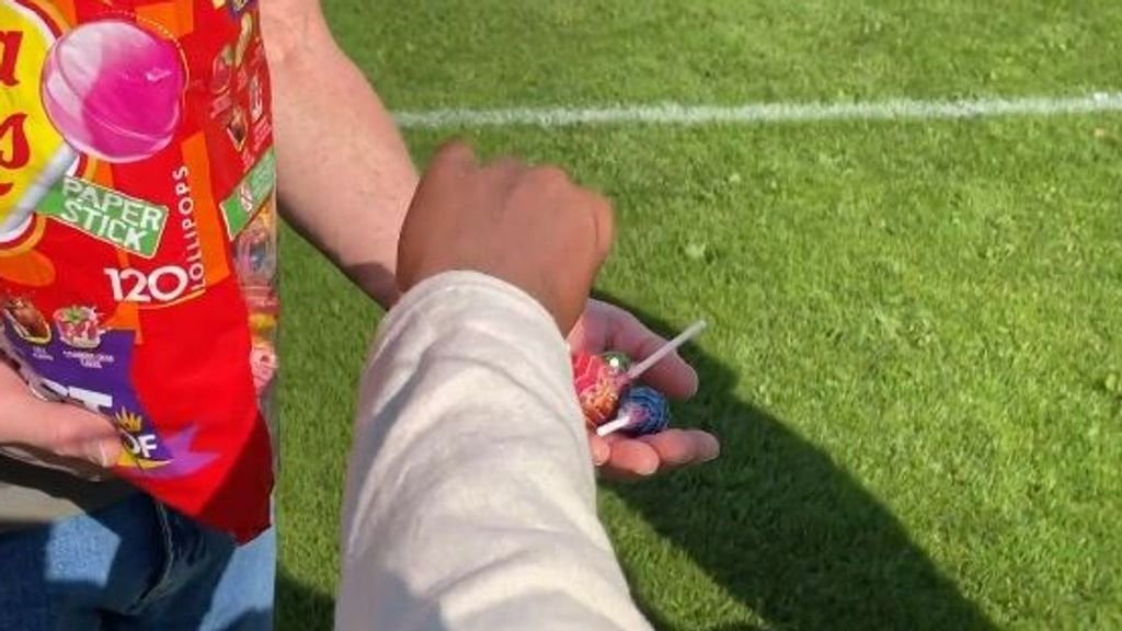 Schreeuwende ouders langs de lijn krijgen lolly: 'Dan kun je niet roepen'