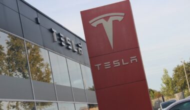 Nantes : Des salariés maltraités par la concession Tesla située 19 Avenue des Lions . L'entreprise n'a « pas l’habitude du Code du travail » et souhaite « agir comme aux États-Unis ».